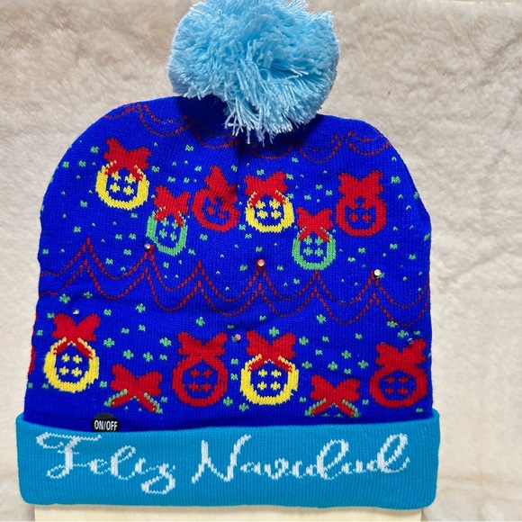 New LED Christmas Winter Beanie With Pom Pom And 3 Flashing Modes - Picture 5 of 6
